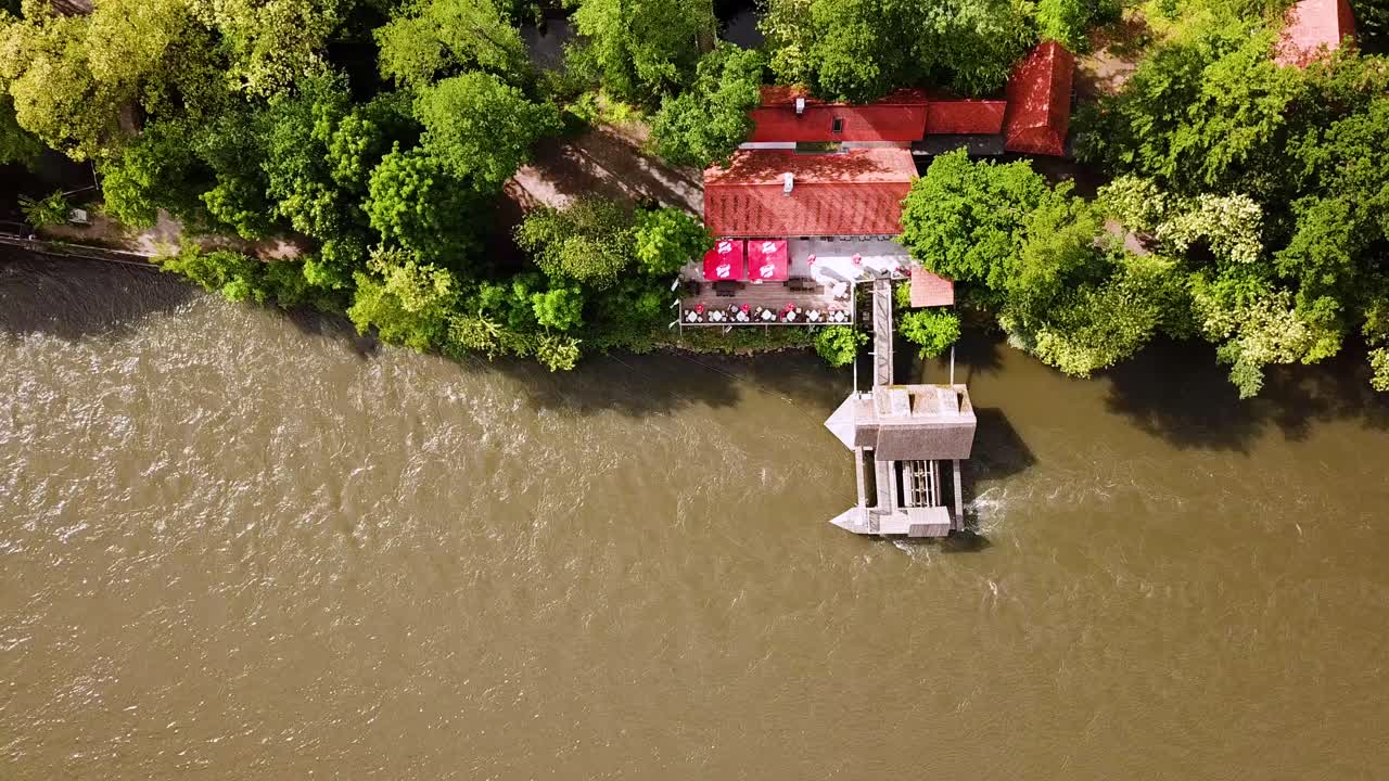 antena de arriba hacia abajo toma deslizante de un molino de barcos sobre el río mura austria eslovenia europa