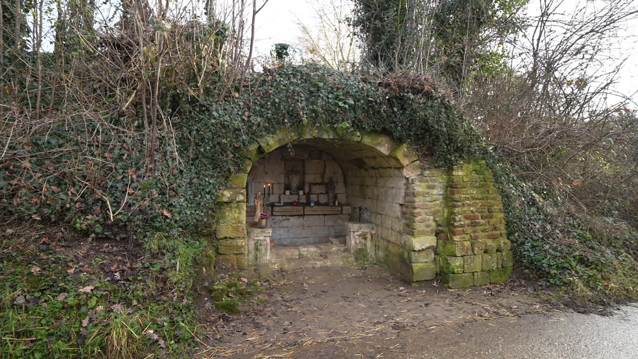 Altes Steinmal mit leuchtender Kerze, handgehaltene Ansicht