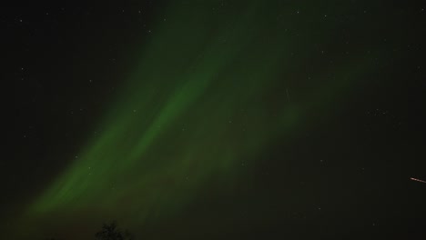 la hermosa danza de la aurora boreal en el cielo nocturno sobre el fiordo-1