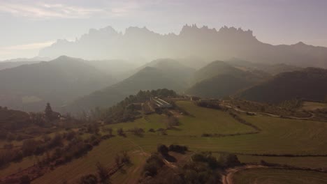 Sanfte-Hügel-Und-Berge-Von-Marganell-In-Barcelona-Bei-Sonnenaufgang-Mit-Nebel