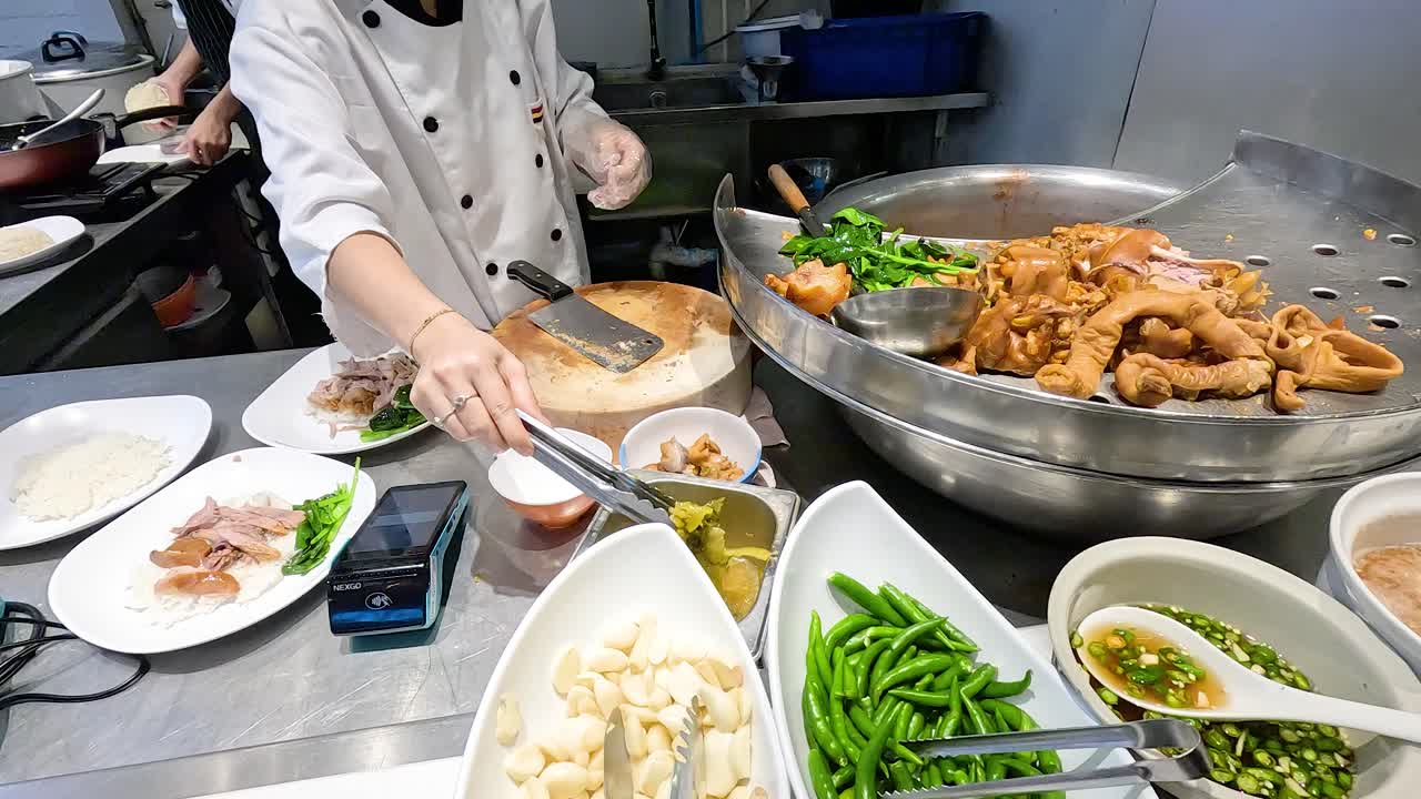 전통적인 태국 돼지고기 다리 을 조립하는 셰프