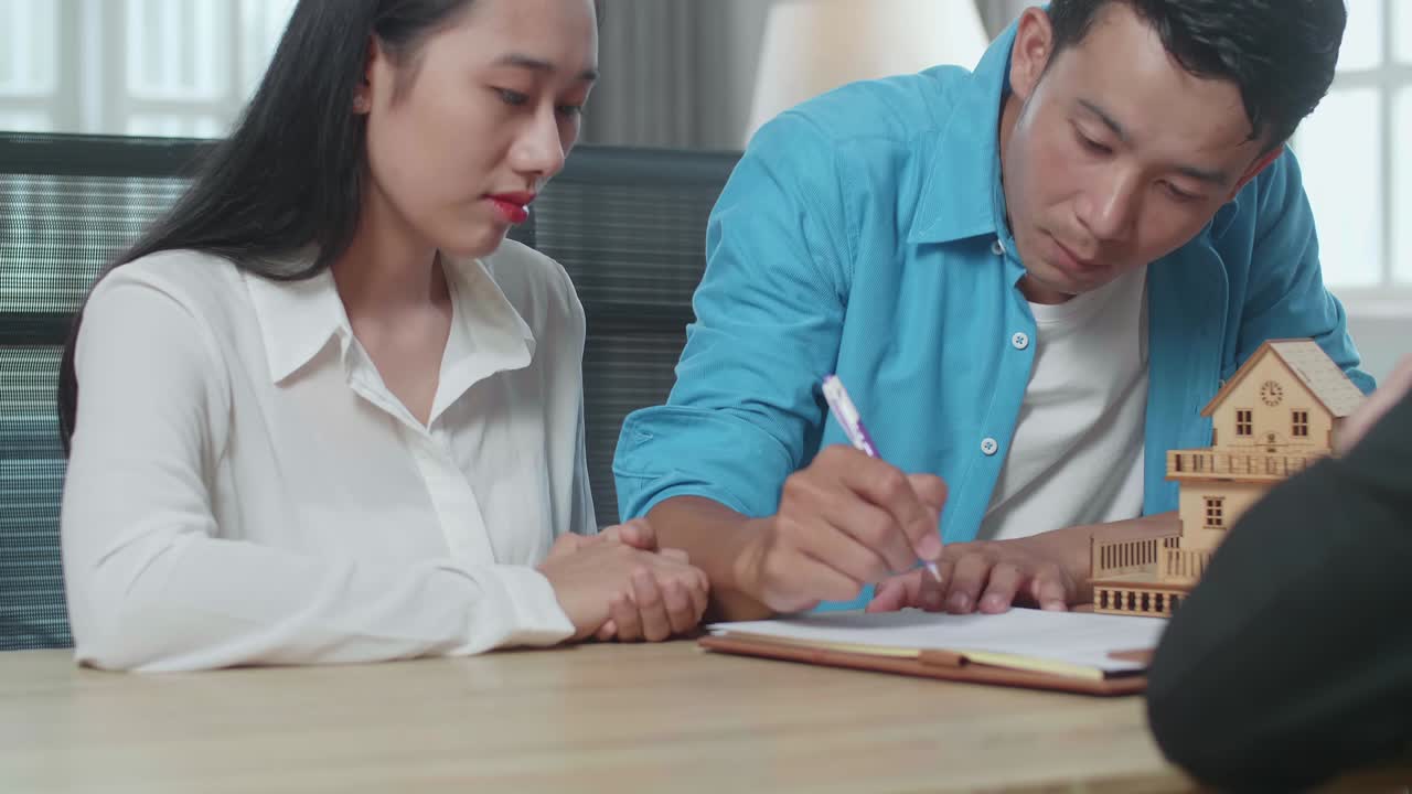 부부는 부동산 문서에 서명합니다.