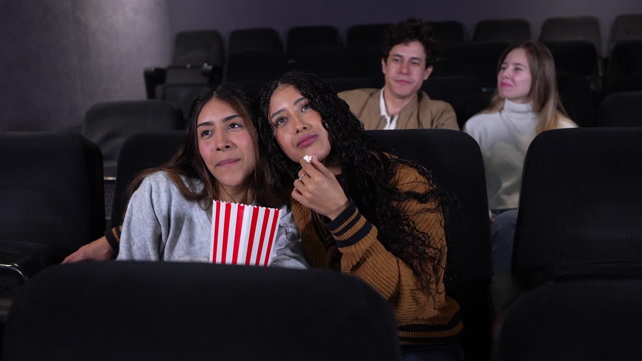 ผู้คนดูภาพยนตร์ในโรงภาพยนตร์