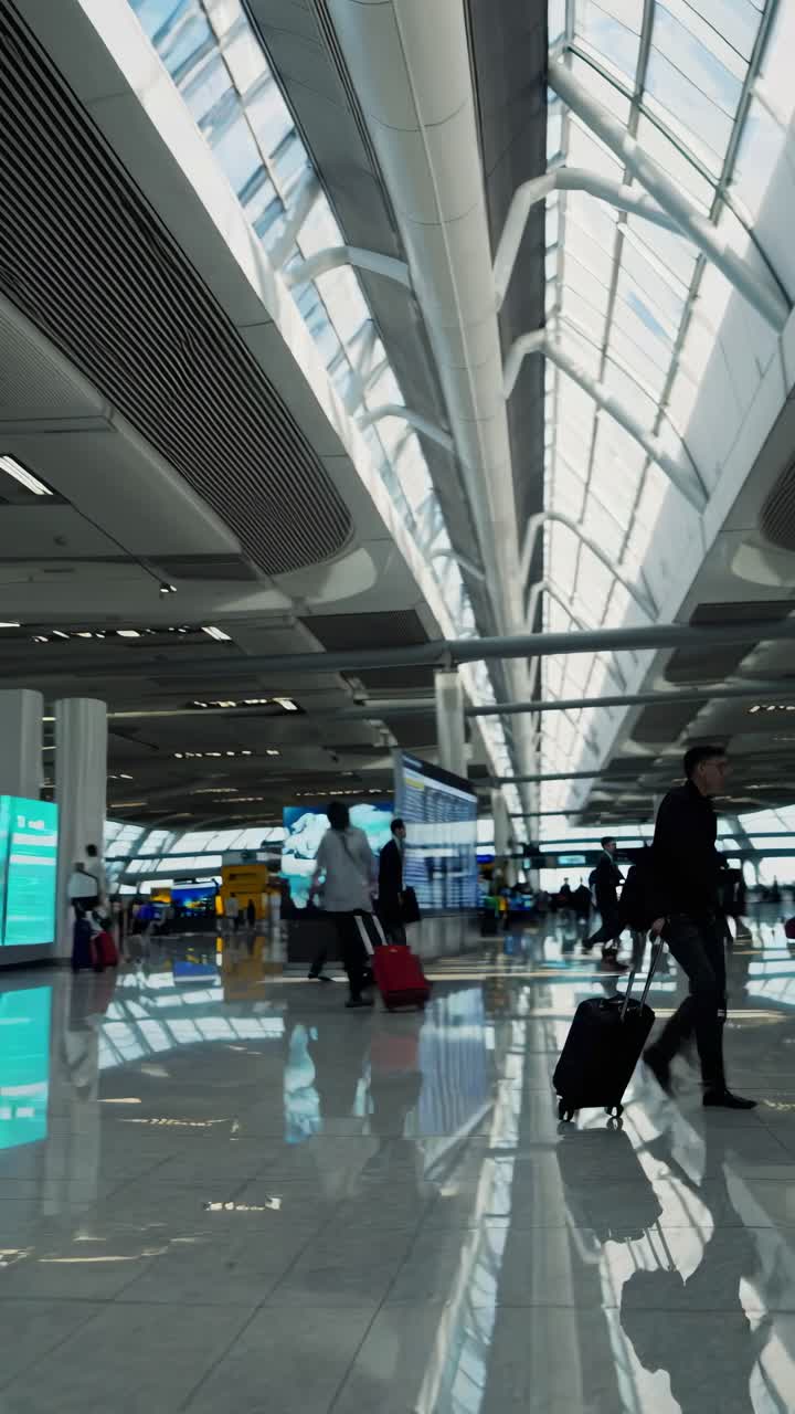 Scatto grandangolare di un moderno terminal aeroportuale con soffitto alto e pareti in vetro
