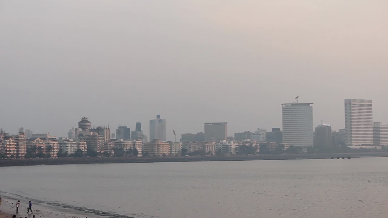 Splendida vista aerea della Marine Drive della città di Mumbai, video stock in campo lungo I video stock Marine Drive Mumbai full HD