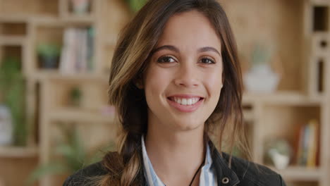 Retrato-De-Una-Hermosa-Joven-Hispana-Sonriendo-Disfrutando-De-Un-Estilo-De-Vida-Feliz-Y-Exitoso-Belleza-Femenina-Piel-Perfecta-Serie-De-Personas-Reales