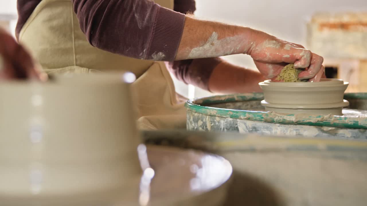 남녀 도자기 가 함께 일 하는 중간 부분