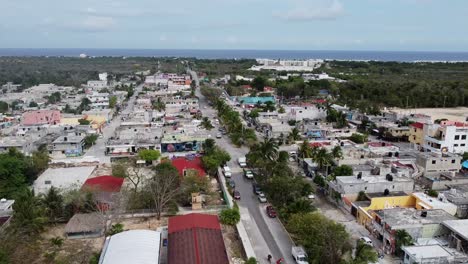 Toma-Aerea-De-Casas-Y-Calles-Con-Arboles-En-Akumal,-Tulum,-Quintana-Roo,-Mexico