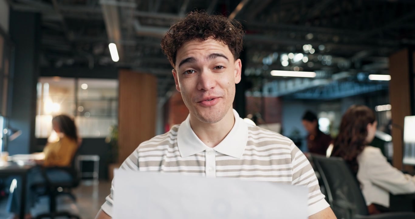 Jovem Fazendo uma Videochamada em um Escritório Moderno
