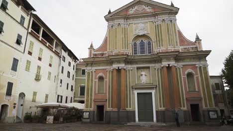 fachada de una iglesia en una ciudad italiana