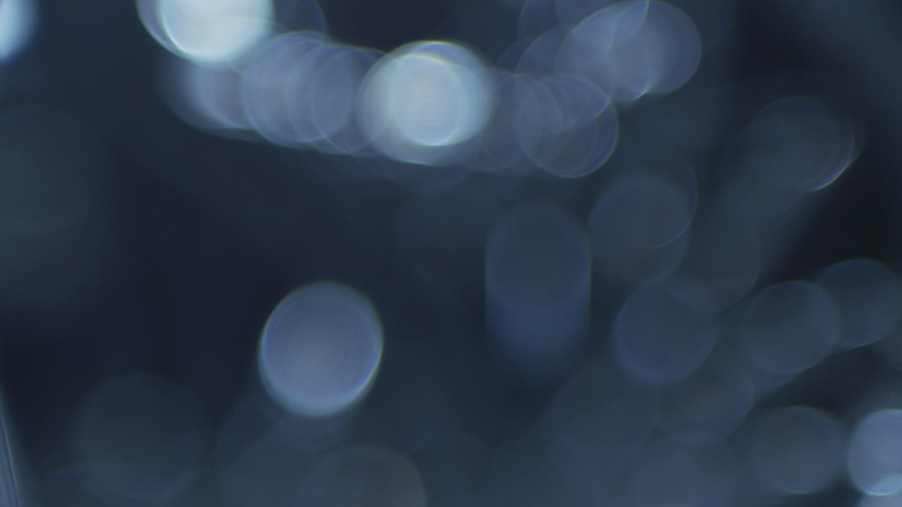 Luci bokeh astratte blu e bianche in movimento e dissolvenza