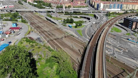 Vista-De-Pájaro-Sobre-Los-Rieles-Que-Van-A-La-Estación-Central-De-Gotemburgo-Con-Tranvías-Y-Transporte-Público