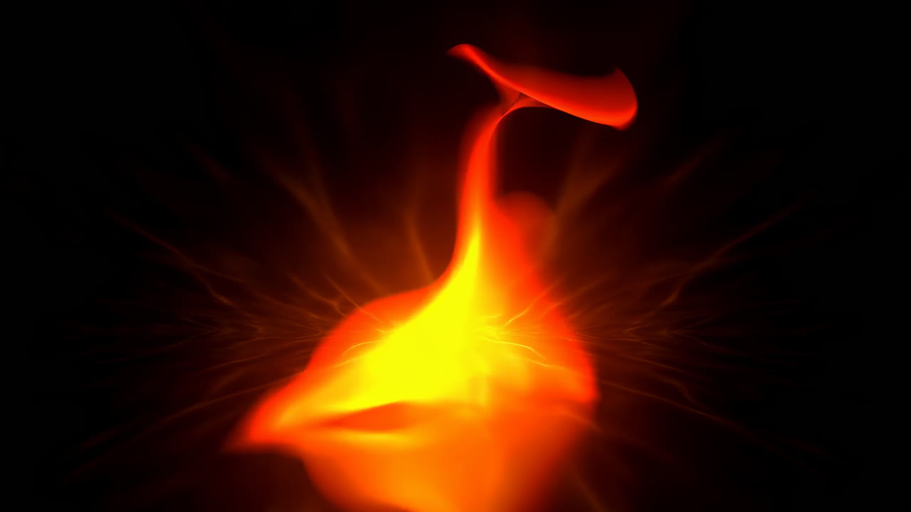 Flammende orange flamme danser på sort baggrund, strålende kerne udsender gløder og glødende tunger, slowmotion.