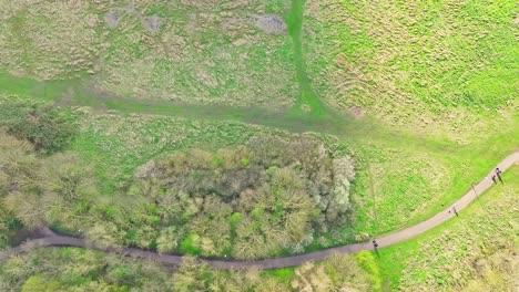 Sonnenstrahlen-Kommen-Hinter-Den-Unsichtbaren-Wolken-Hervor-Und-Erhellen-Die-Grünen-Rasenflächen-Außerhalb-Von-Leicester,-Großbritannien