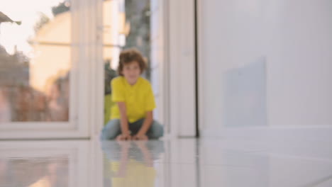 vista borrosa de un niño arrodillado en el suelo