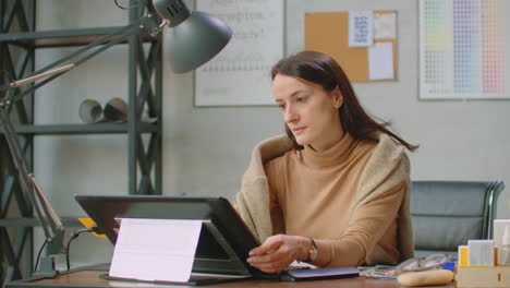 Hand-Einer-Grafikdesignerin-Mit-Interaktivem-Stift-Display,-Digitalem-Zeichentablett-Und-Stift-Auf-Einem-Computer.-Im-Büro.-Bearbeitung-Von-Grafiken.