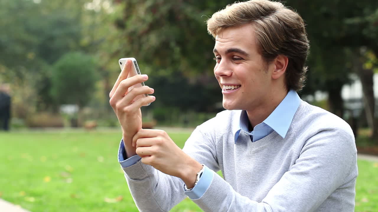 행복한 남자 비디오 메시지 채팅 휴대 전화