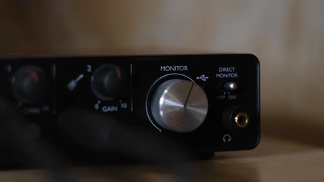 interfaz de audio con controles de ganancia y monitor