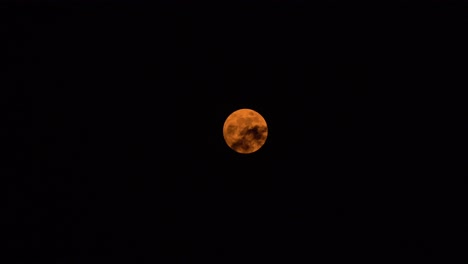 la luna llena juega entre la luna y las nubes