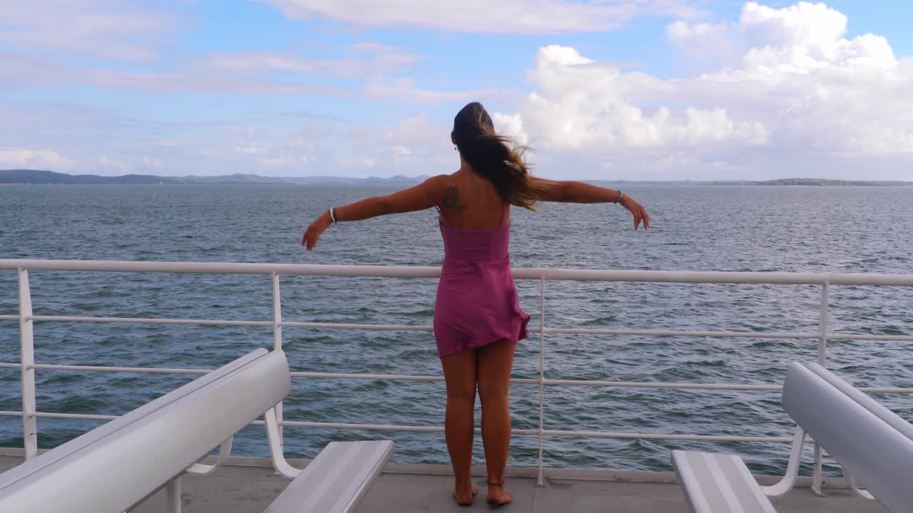 섹시한 여자, 에서, 에서, 의복, 서 있는, 와..., 공중에 손을 올리는