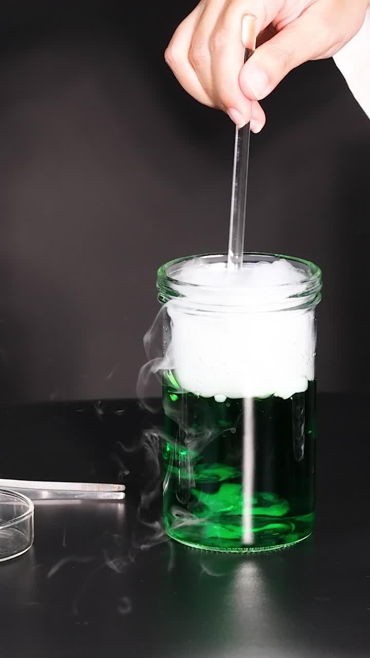 experimento con hielo seco y líquido verde