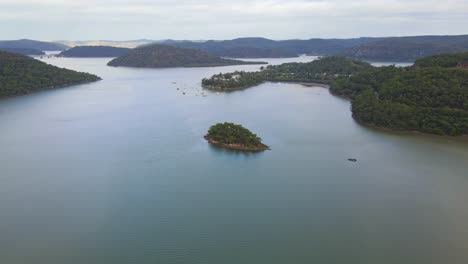 Vista-Aérea-De-La-Isla-De-Las-Serpientes-En-Mooney-Mooney-Creek---Suburbio-De-Mooney-Mooney-En-Nueva-Gales-Del-Sur,-Australia