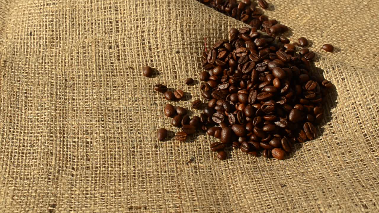 Café sobre um saco. Café e estopa