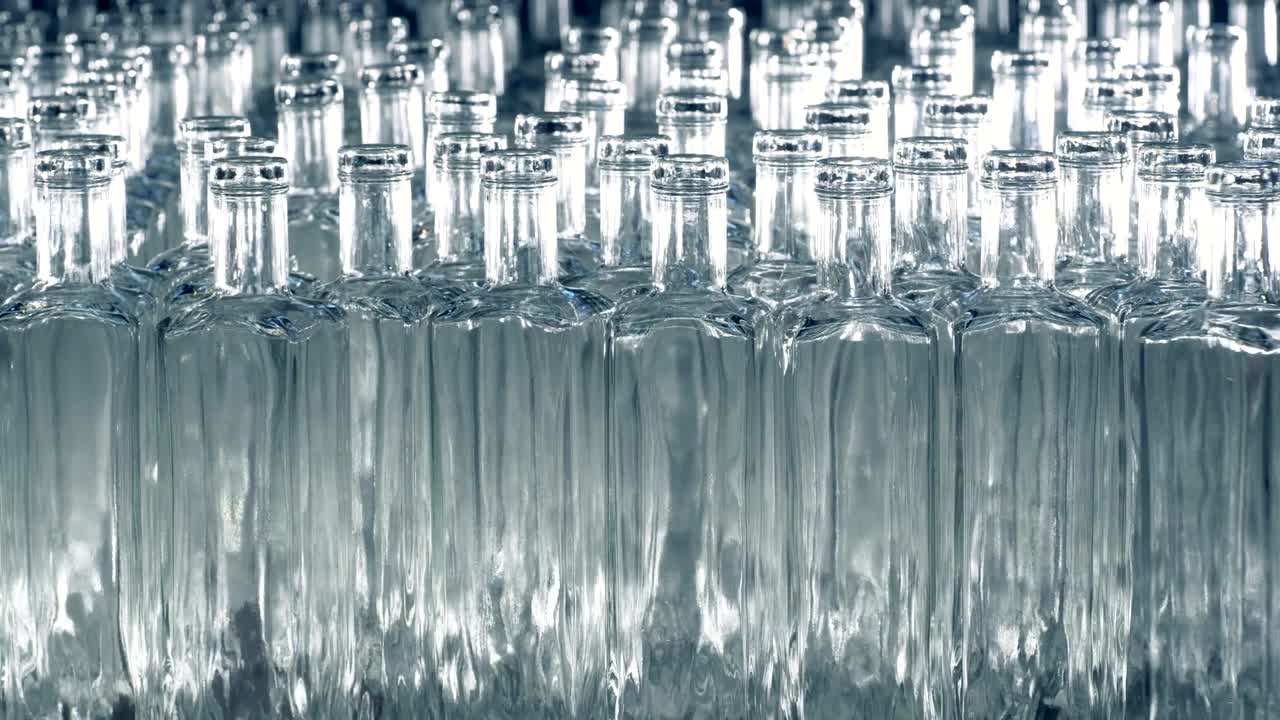 반투명하게 열린 병은 앞으로 그리고 으로 움직입니다.