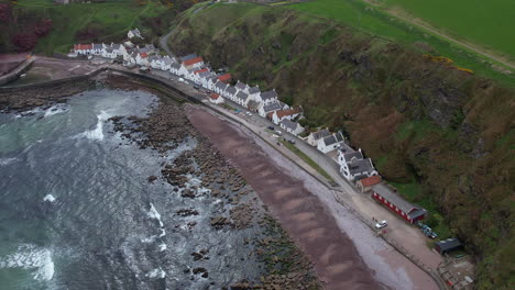 fantástica toma aérea sobre el pueblo de pennan, en aberdeenshire