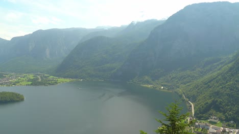 El-Barco-Navega-A-Través-Del-Lago-Visto-Desde-La-Pasarela-Elevada-De-Hallstatt.