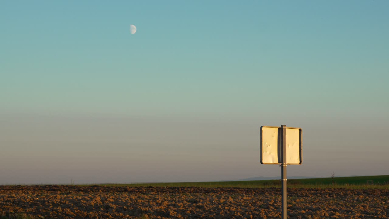 농장, 해가 지은 후 은 파란 하늘에 반 사분 달