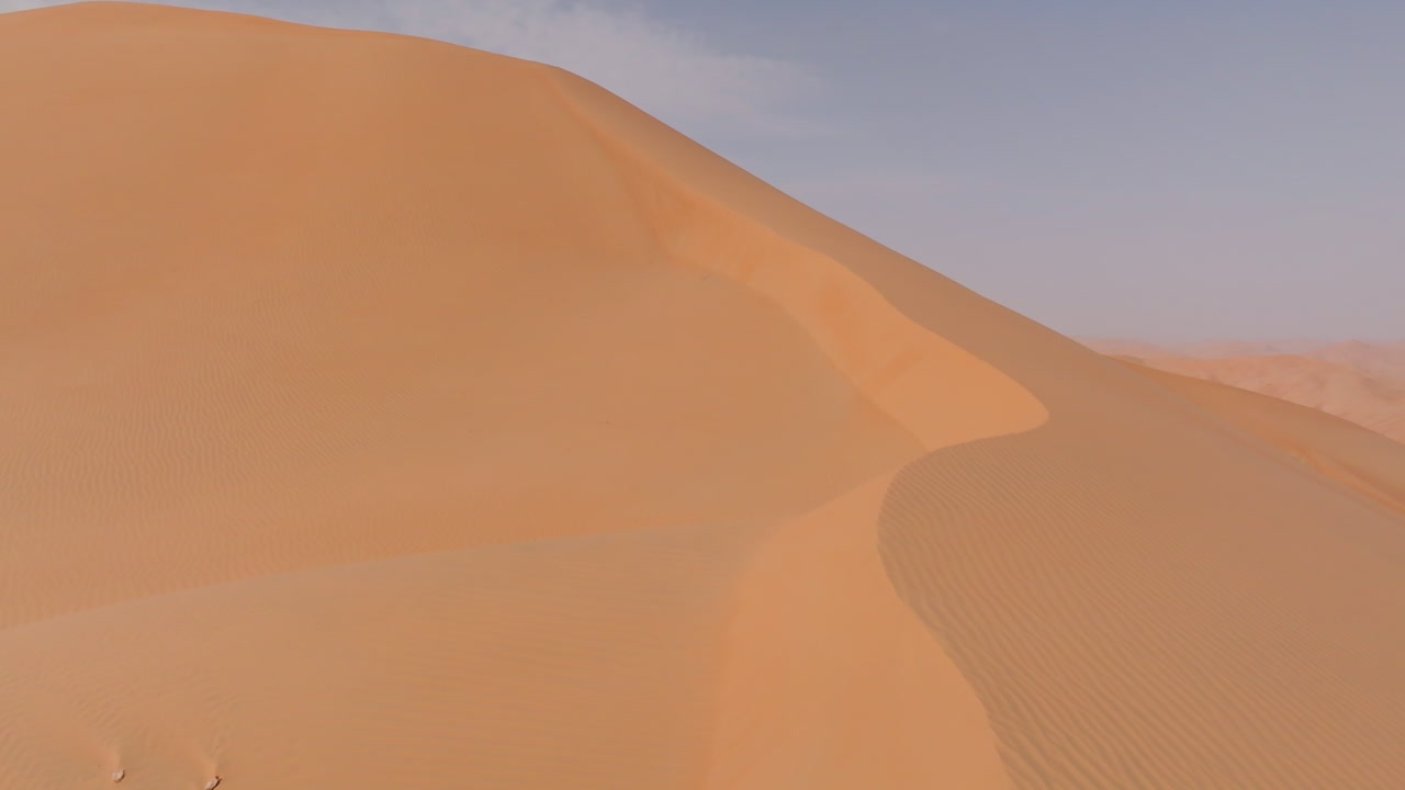 Highest dune in Oman’s Empty Quarter during the summer season under clear skies