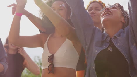 Gruppe-Junger-Freunde,-Die-Beim-Outdoor-Musikfestival-Hinter-Einer-Absperrung-Tanzen