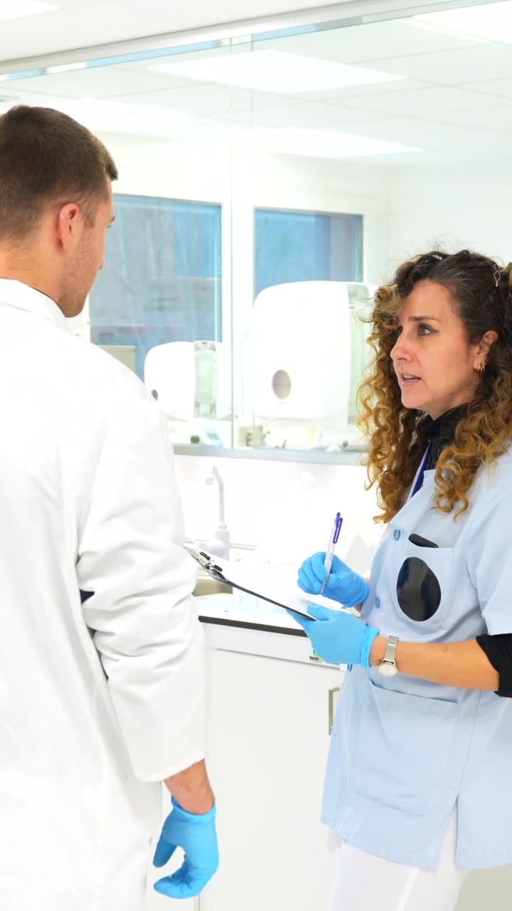 Medizinisches Fachpersonal bespricht die Patientenversorgung in einer Klinik