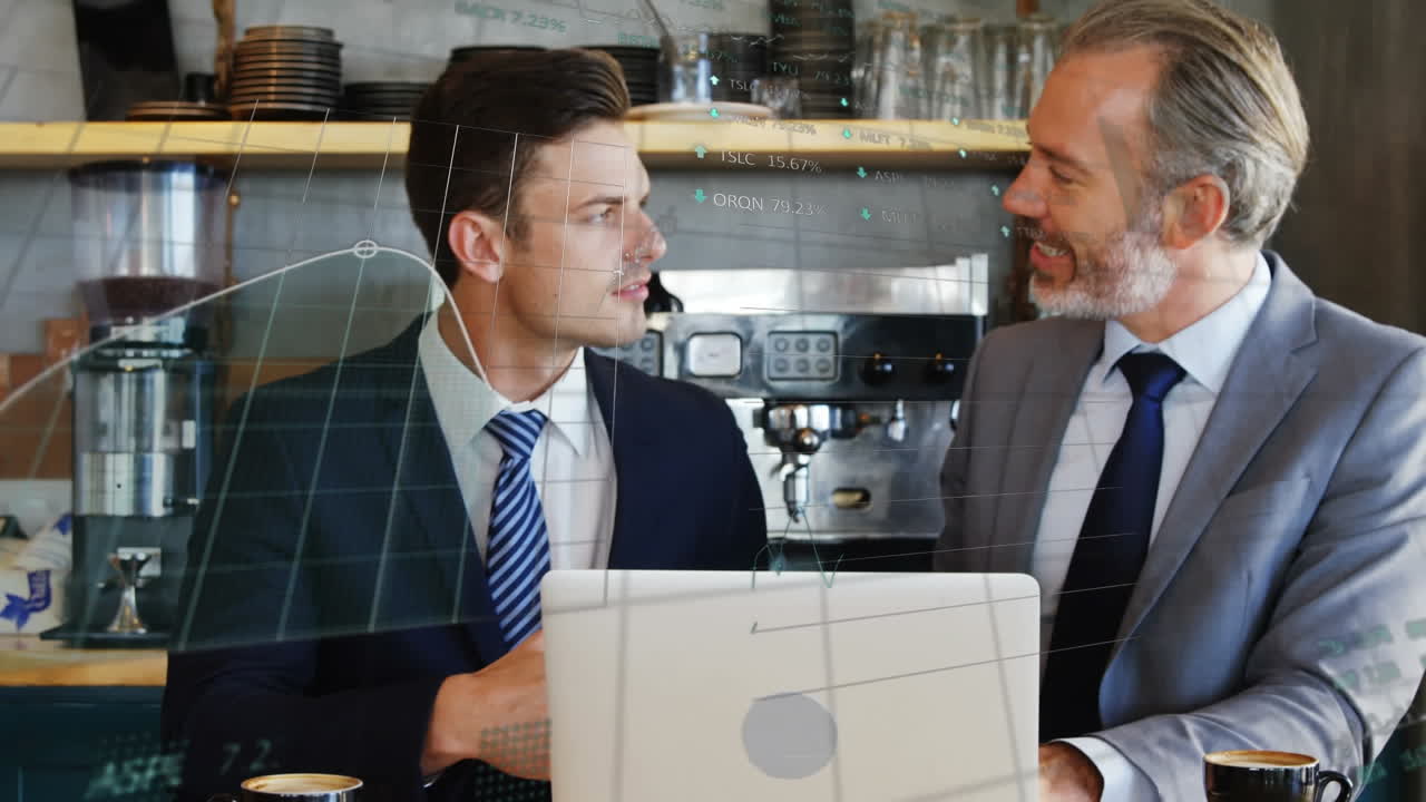 Animazione di elaborazione dati finanziari su uomini d'affari caucasici che utilizzano laptop