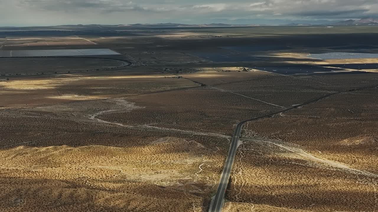 Vista aerea del paesaggio desertico negli Stati Uniti con strade e campi