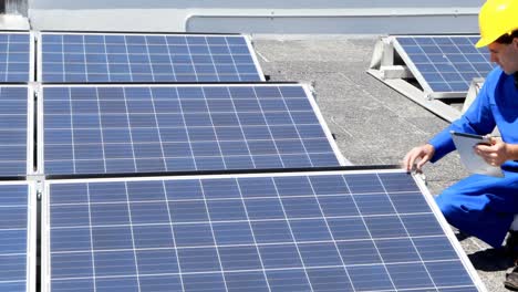 trabajador masculino que usa una tableta digital en la estación solar 4k