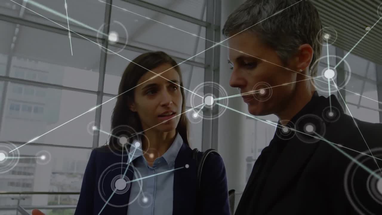 Animazione di reti di connessioni su diversi professionisti che parlano in ufficio