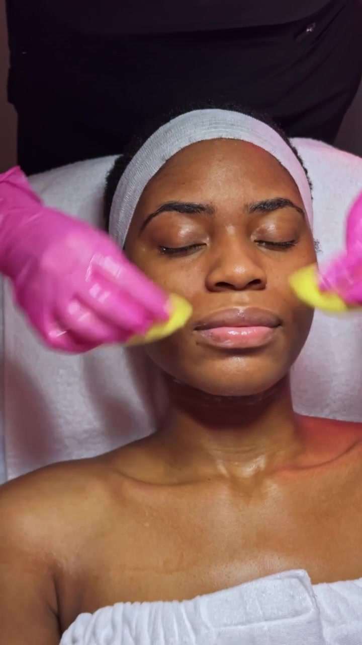 Femme recevant un soin du visage dans un spa lors d'une séance de soins de la peau l'après-midi.