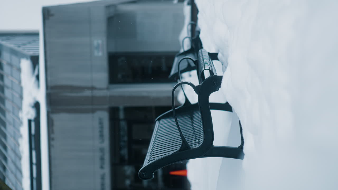 추운 겨울 시즌 동안 눈으로 덮여 수직으로 고립된 거리 벤치