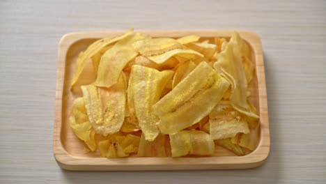 chips de plátano crujientes - plátano en rodajas frito o al horno