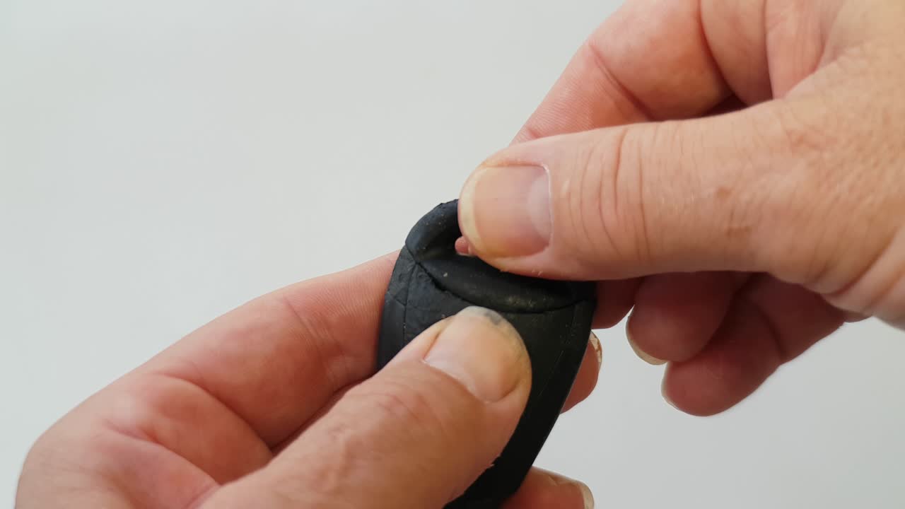 quitar la hoja de la llave de emergencia del mando a distancia saab