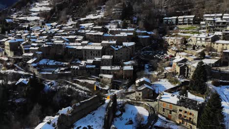 Luftbild:-Verschneite-Bergstadt-An-Einem-Berghang-In-Den-Katalanischen-Pyrenäen