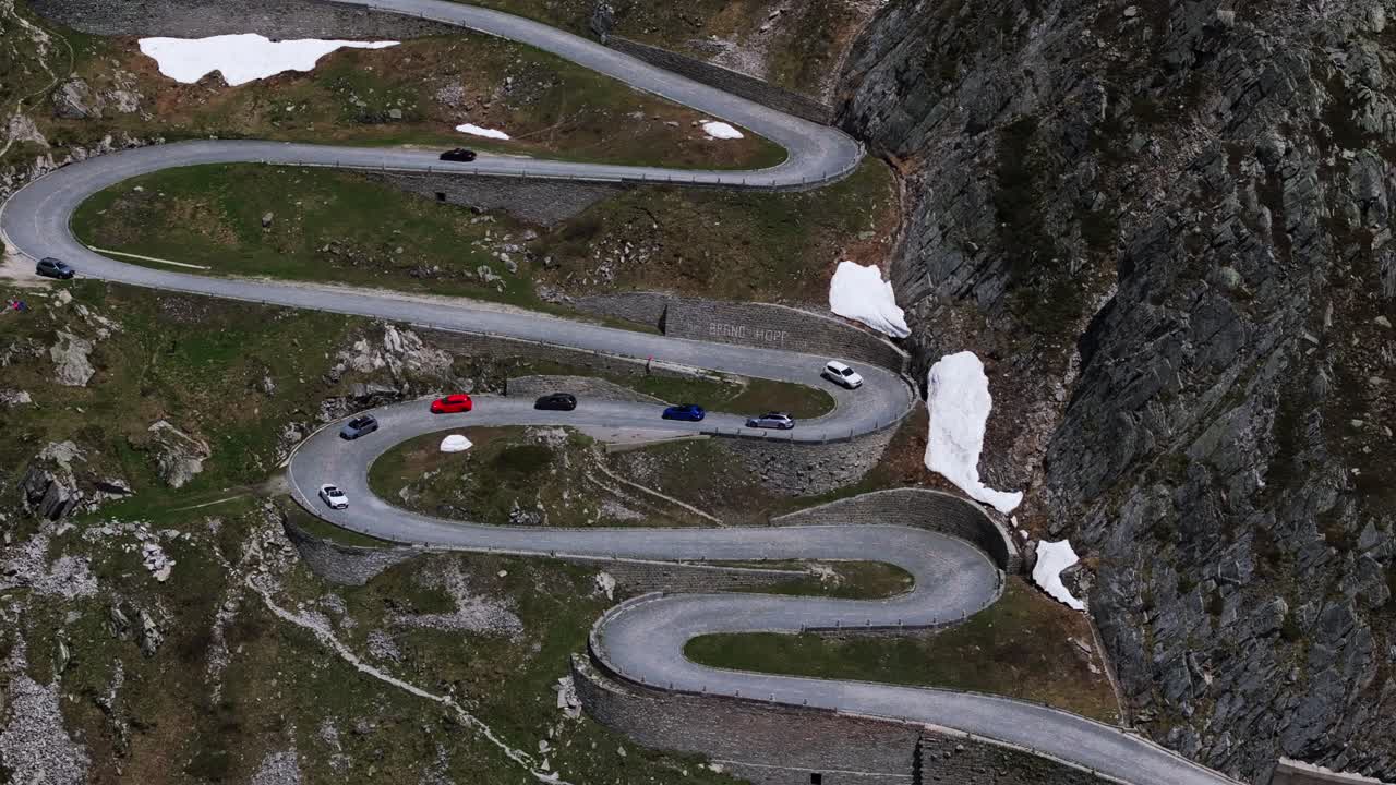 매우 위험한 굴곡 트레모라 포장 산길을 따라 운전하는 자동차의 줄의 믿을 수없는 공중 전망 스위스