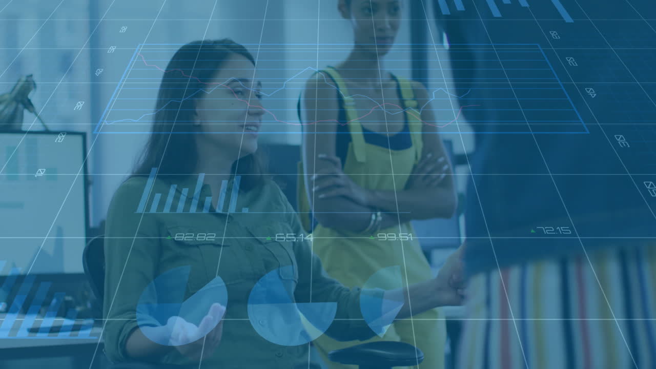 animación de gráficos de datos financieros en diversos equipos de negocios que discuten en la oficina