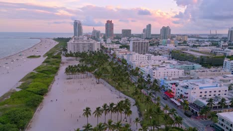 Miami-Beach,-Paisaje-Urbano-De-Playa-Con-Drones-Y-área-De-Recreación