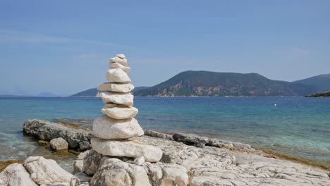 Pila-De-Piedra-Y-Océano-Escénico-En-La-Playa-De-Paralia-Emplisi-En-Grecia---Tiro-Estático