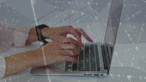 animación de procesamiento de datos sobre las manos de una mujer caucásica usando una computadora portátil