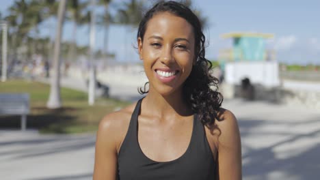 bonita mujer negra en ropa deportiva