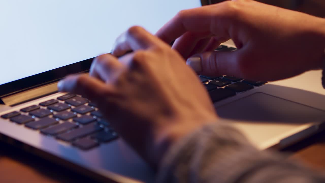 person som skriver på en bärbar dator